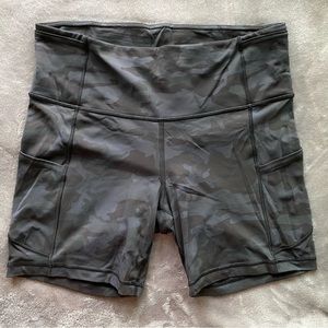 Lululemon Fast and Free Black Camo shorts 6”, Size 8